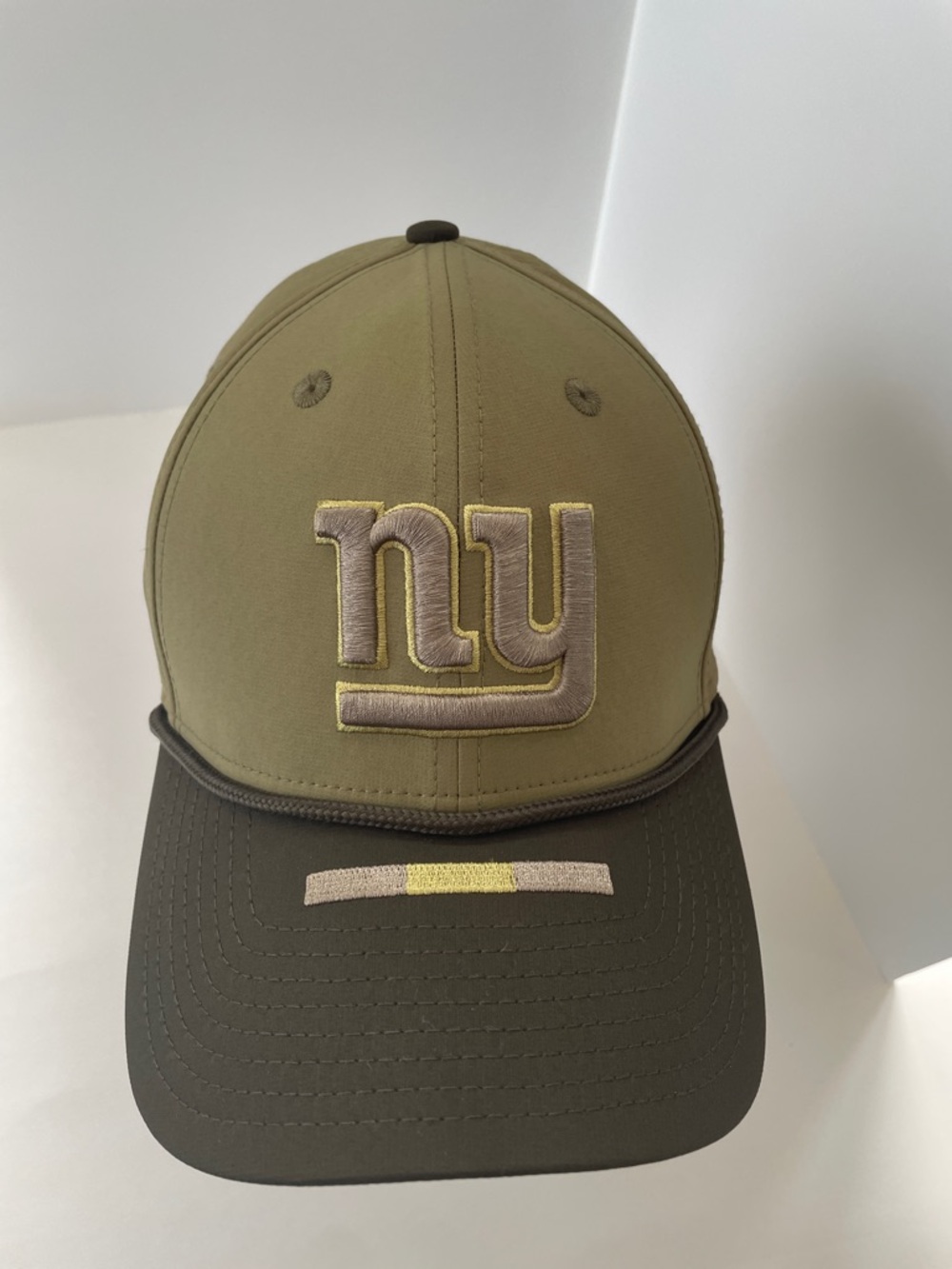 NWT NY Giants New Era 2025 Salute to Service Dark Moss 39Thirty Hat